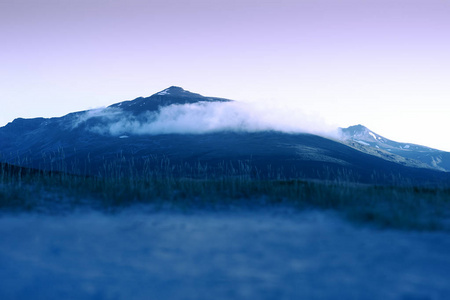 挪威晚高峰与云朵背景