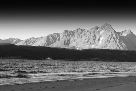 黑色和白色挪威海岸山风景背景