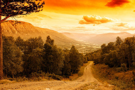 温暖奥普达尔山道路风景背景图片
