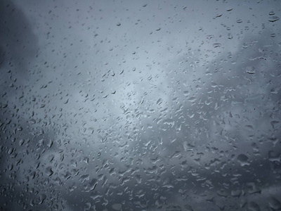 雨点落在窗户上, 面对喜怒无常的天空