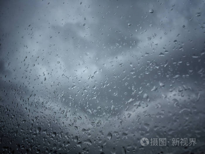 雨点落在窗户上, 面对喜怒无常的天空