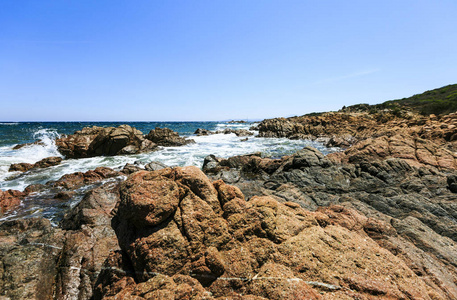 撒丁岛海岸。在海滩上的岩石