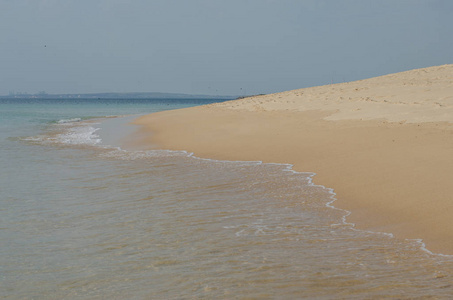 海浪冲到沙滩上，葡萄牙波尔图，科沃附近的海洋岸边