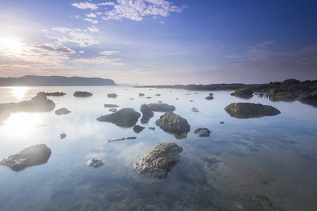 低潮时龙目海滩的风景。 性质