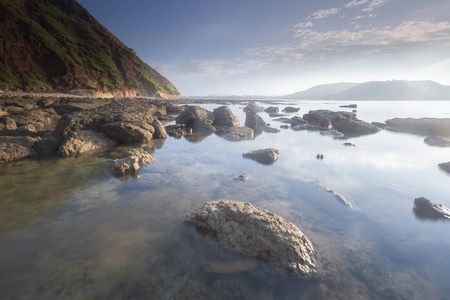 低潮时龙目海滩的风景。 性质