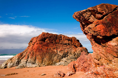 澳大利亚麦格理港沙滩上的大型岩层