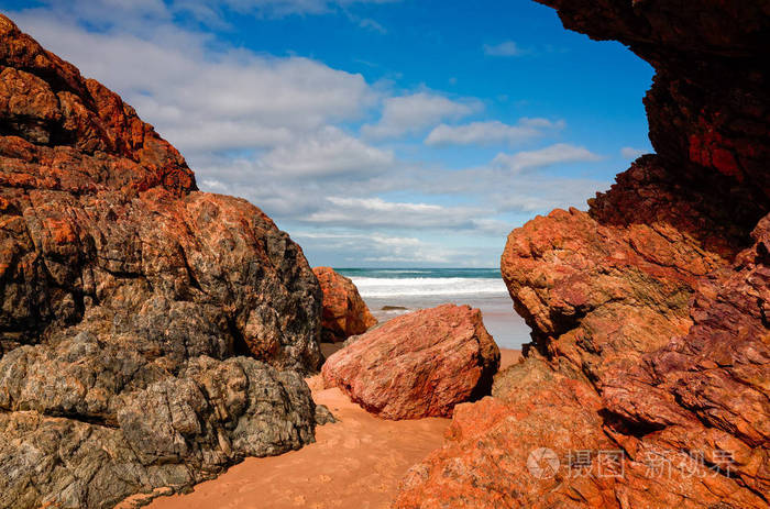 澳大利亚麦格理港沙滩上的大型岩层
