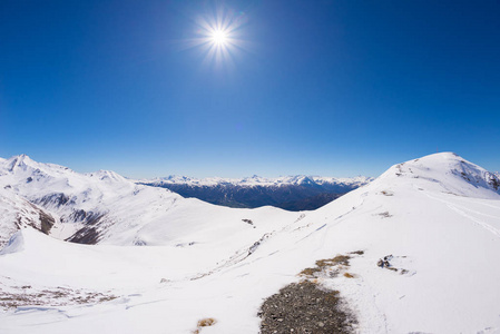 广角视图的一个滑雪胜地在与优雅的山峰在冬季从高山电弧产生的距离。意大利法国边界上都灵省