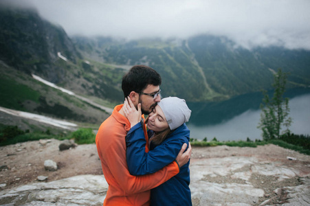 旅行者夫妇站在山顶