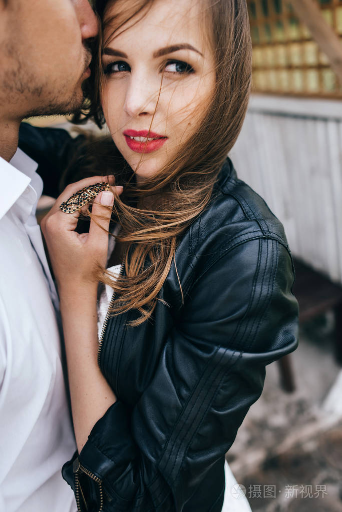 可爱的情侣拥抱