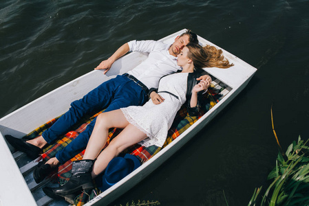 可爱的夫妻，在湖上的船