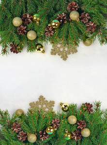 圣诞装饰品 云杉分支和在一张白纸的球果