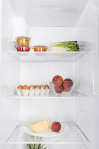 打开冰箱里充满了新鲜水果和蔬菜