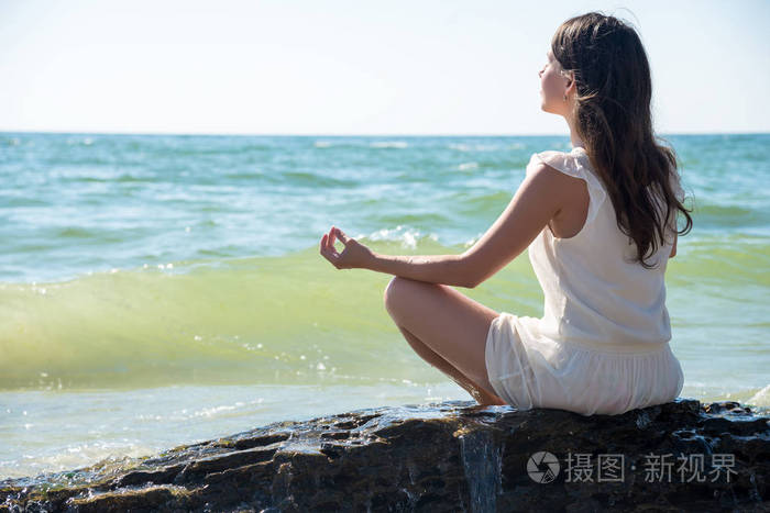 在海边沉思的女人
