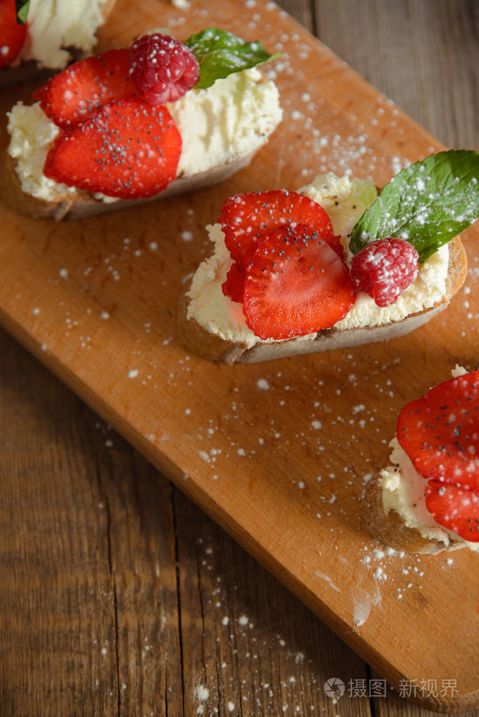 水果与覆盆子和干酪上木博brusquest