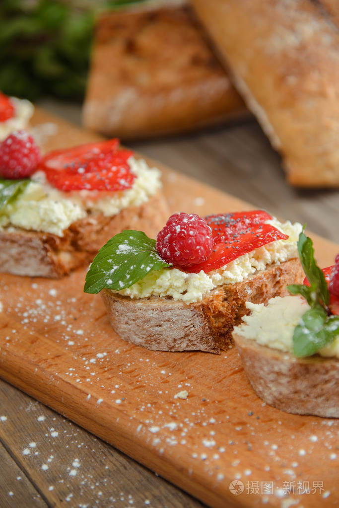 水果与覆盆子和干酪上木博 brusquest