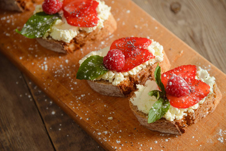 水果与覆盆子和干酪上木博 brusquest照片