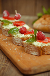 水果与覆盆子和干酪上木博 brusquest照片