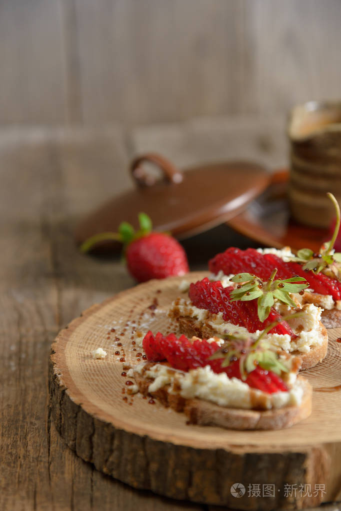 水果与覆盆子和干酪上木博 brusquest