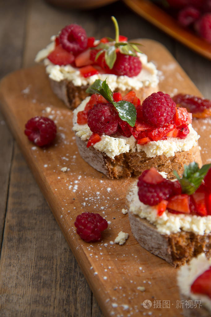 水果与覆盆子和干酪上木博brusquest