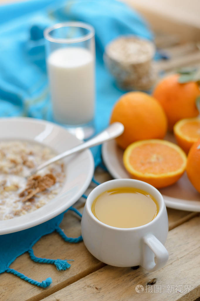 健康的早餐水果玉米片牛奶和橙汁木制的桌子上
