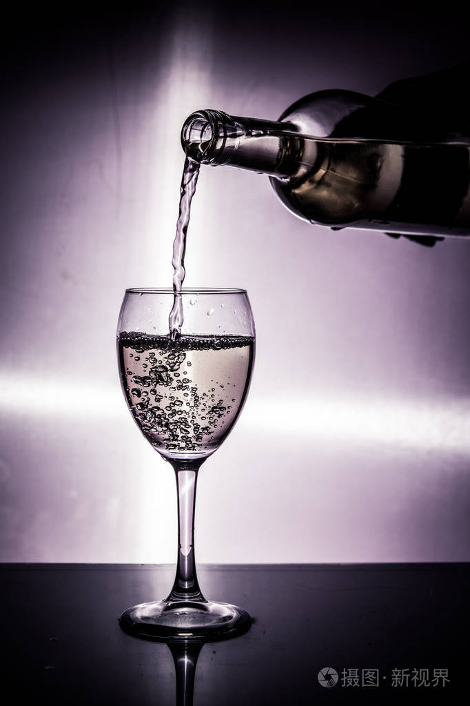 侍酒师填满一杯酒