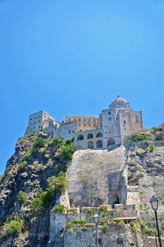 阿拉贡的城堡在山崖上的蓝色天空背景