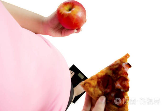 胖女人抱着苹果和比萨饼