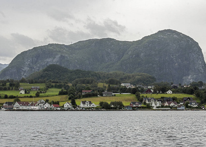 挪威，Lysefjord。罕见的海岸上的住宅村庄