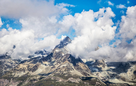 多云山地景观与马特宏峰峰，瑞士