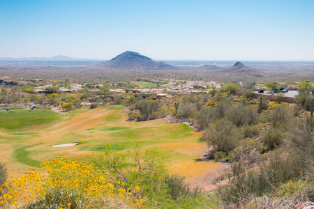 op 的高尔夫球场在沙漠景观的视图