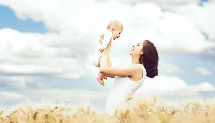 妇女抱着婴儿婴儿在字段