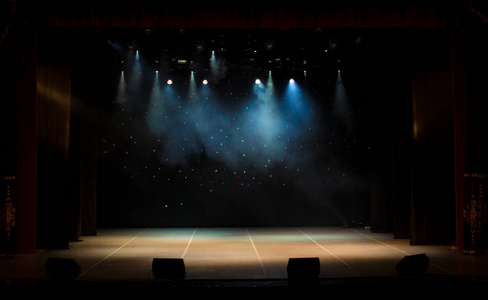 照明射灯和烟雾从观众席戏院的舞台照片