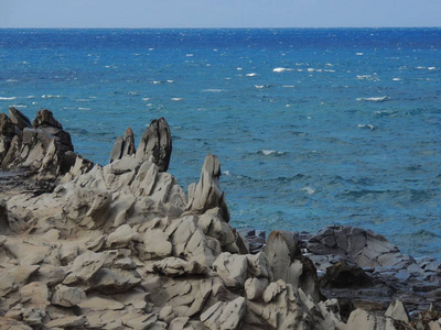 在卡帕鲁阿附近的 makaluapuna 点, maui, hi, usa, 海岸线和崎岖的熔岩, 称为龙眼牙齿和巨浪