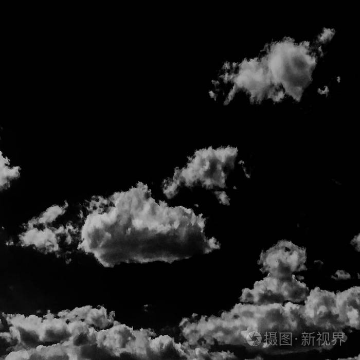 孤立的白云在黑色的天空上