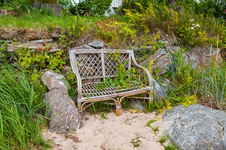 爱沙尼亚拉希马国家公园卡斯穆附近海滩的海滩柳条长凳