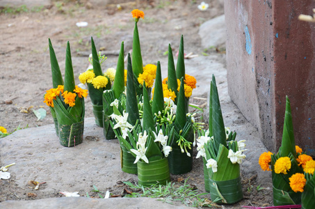 由香蕉叶和花向祈祷祭祀图片