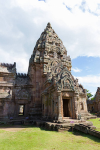 座欣侬响，令人印象深刻的古代高棉寺庙的泰国武里喃省
