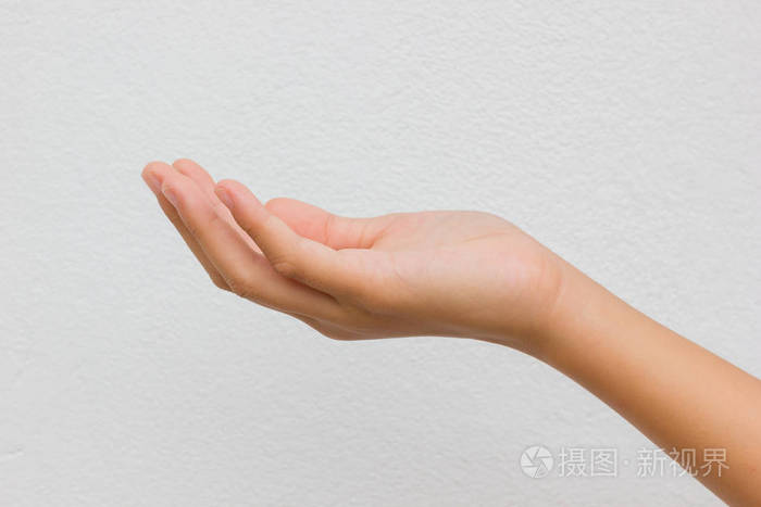 12 年旧亚洲年轻女孩开放手掌上淡灰色质感的墙背景孤立.剪切路径.