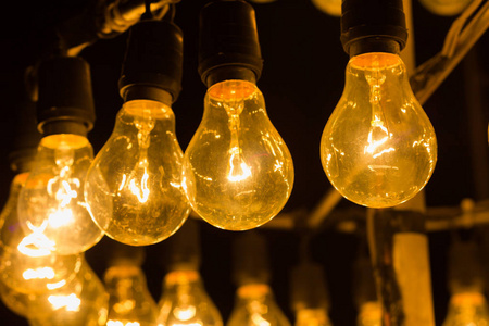 晚上特写旧老式灯泡照片