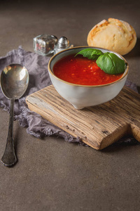 传统的意大利番茄汤凉菜汤与罗勒。黑暗的背景和目标