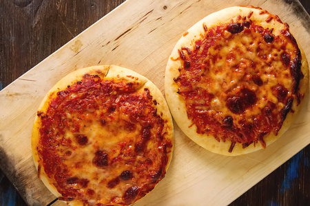迷你玛格丽塔披萨。意大利食品。简单的背景。快餐食品