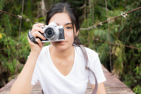 在一片森林在户外拍照的亚洲女人