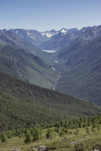 阿尔泰山景观。湖 Karateurek 在距离