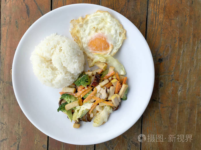 中国式炒豆腐，肉汁炒豆腐，混合蔬菜炒豆腐，白色盘子炒鸡蛋。 素食健康食品。