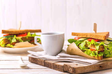 黑麦面包三明治配火腿 奶酪 生菜和咖啡