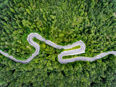 蜿蜒的山路图片