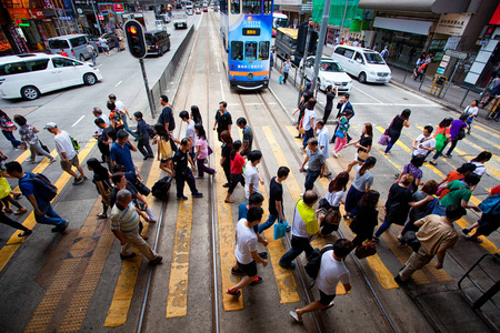 人群在人行横道街照片