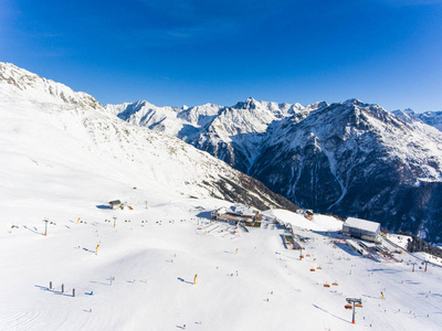 滑雪缆车对阿尔卑斯山的滑雪胜地全景鸟瞰图