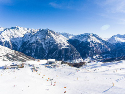 滑雪缆车对阿尔卑斯山的滑雪胜地全景鸟瞰图